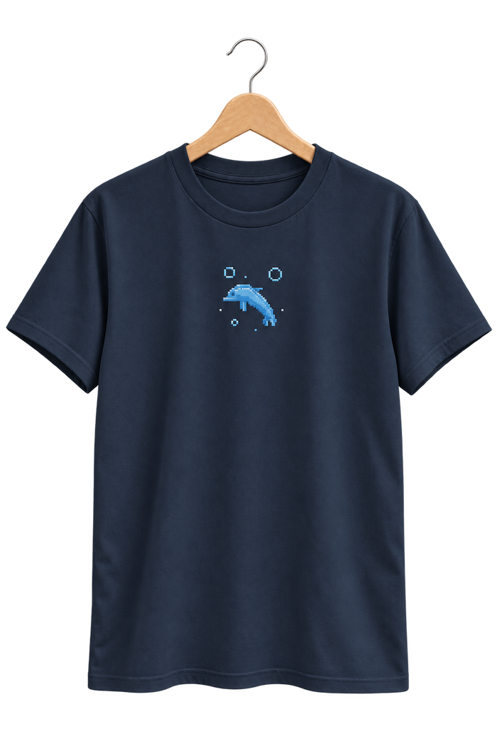 Camiseta Delfín Bordado | Estilo Frutiger Aero | Massive Brand — vista frontal en percha, recreada para el perchero