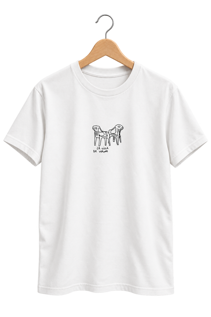 Camiseta Sillas de Verano | Diseño de barrio | Massive Brand — vista frontal en percha, recreada para el perchero