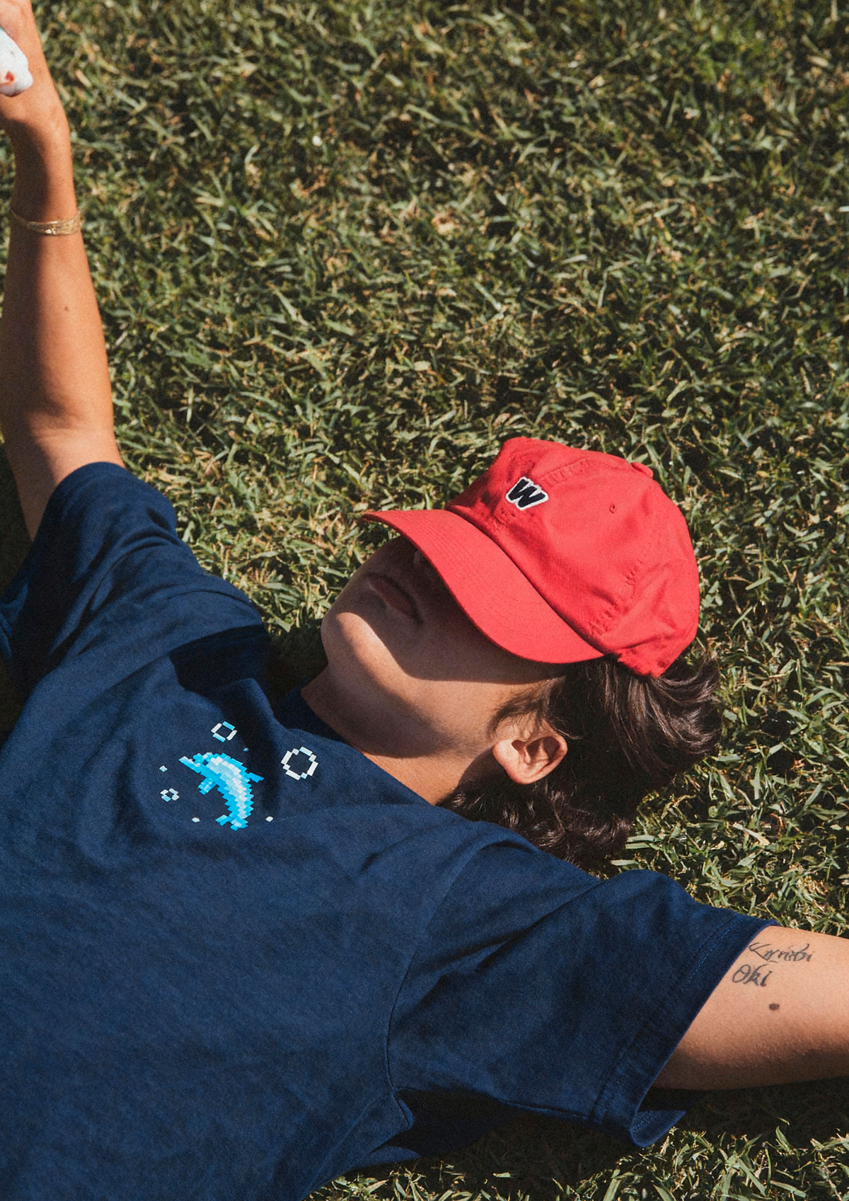 Camiseta azul marino con delfín bordado de Massive Brand